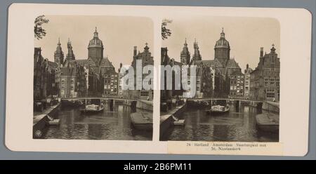 Gezicht op de Oudezijds Voorburgwal te Amsterdam, met op de achtergrond de Nicolaaskerk Holland Amsterdam Voorburgwal ha incontrato St Nicolaaskerk (titel op Object) Vista dell'Oudezijdsvoorburgwal Amsterdam, sullo sfondo della Chiesa di Nicholas Holland Amsterdam Voorburgwal con la Chiesa di San Nicola (oggetto: Codice prodotto: RP-F 00-8985 Iscrizioni / marchi: Number, recto printed '24'opschrift, recto, printed:' NPG' fabbricante : fotografo: Neue Photo Gesellschaft (listed property) Fabbricazione Del Luogo: Amsterdam Data: CA. 1900 - ca. 1910 Materiale: Cartone pa Foto Stock