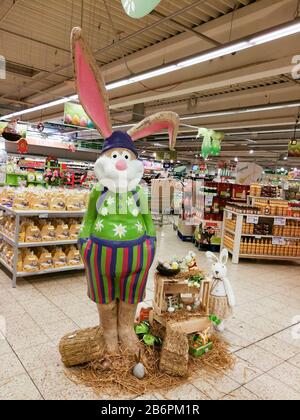 Wetzlar; GERMANIA 2018-03-09 WETZLAR; GERMANIA 2019-03-09 coniglietto pasquale decorativo a GLOBUS HANDELSHOF DUTENHOFEN in Germania. Foto Stock