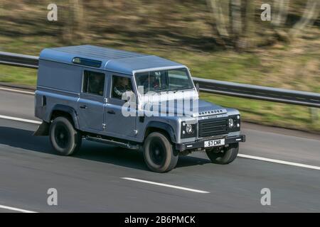 57CNR Land Rover Defender 110 Xs Td D/C Silver LCV Diesel Guida sull'autostrada M6 vicino Preston in Lancashire, Regno Unito Foto Stock