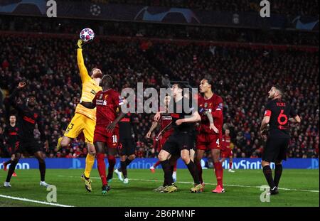 Jan Oblak, portiere dell'Atletico Madrid, ha conquistato i pugni durante la partita di 16 secondi della UEFA Champions League ad Anfield, Liverpool. Foto Stock