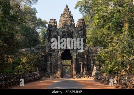 Porta della vittoria vicino ad Angkor Wat in Cambogia Foto Stock