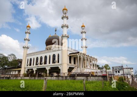Moschea Islamica Ahmadiyya Anjuman Isha’at, Keizerstraat, Paramaribo, Suriname. Adiacente alla sinagoga Foto Stock
