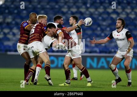 Ricky Leutele di Toronto Wolfpack viene affrontato durante la partita della Challenge Cup allo stadio di John Smith, Huddersfield. Foto Stock