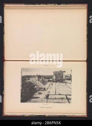 Vista delle rovine romane di una latrina pubblica nella TimgadLatrines publiques (oggetto del titolo) Tipo Di Proprietà: Fotomeccanica stampa numero articolo: RP-F 2001-7-508-22 Iscrizioni / marchi: Numero, recto, stampato : 'Fig. XXVII' fabbricante : fotografo: Anonimo fabbricante: Berthaud Frere Luogo fabbricazione: Fotografo: Timbadvaardiger: France Dating: CA. 1884 - in o davanti 1894 Materiale: Carta Tecnica: Leggera pressione dimensioni: Immagine: H 106 mm × W 153 mmToelichtingPrent dopo pagina 30. Oggetto: Paesaggio con gelificazione dove : Torgad Foto Stock