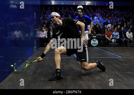 Londra, Regno Unito. 10th Mar, 2020. Diego Elias del Perù (L) in azione contro Tarek Momen dell'Egitto (R). St. James's Place Canary Wharf Classic 2020 Squash, 4° giorno presso l'East Wintergarden di Canary Wharf, Londra Mercoledì 11th Marzo 2020 pic by Steffan Bowen/Andrew Orchard sports photography/Alamy Live News Credit: Andrew Orchard sports photography/Alamy Live News Foto Stock