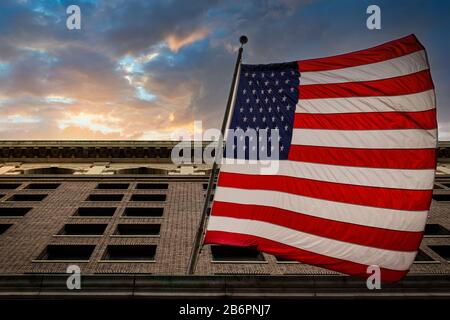 Un flag di noi come visto dalla strada che pende da una costruzione a Philadelphia, PA. Foto Stock