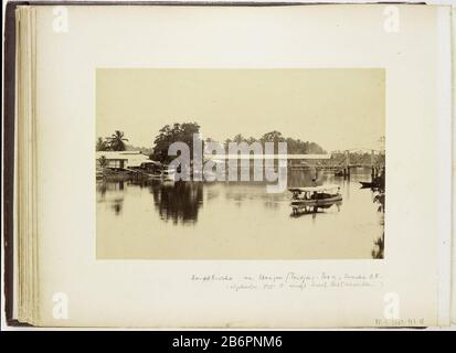 Gezicht op de Sandelbrug in de Wampoe rivier, Tandjong Poera, Langkat Sumatra Gezicht op de Sandelbrug in de Wampoe rivier, Tandjong Poera, Langkat Sumatra Object Type : foto Objectnummer: RP-F-2003-103-18 Produttore : fotograaf: H. Ernst & Co (toegesai) Bindjven Plajca. 1890 - ca. 1900 Physical kenmerken: Albuminedruk Materiale: Fotopapier papier karton Techniek: Albuminedruk dimensioni: Foto: H 155 mm × b 233 mmOnderwerp Foto Stock