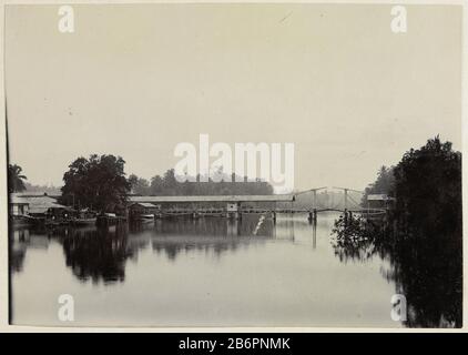 Gezicht op de Sandelbrug in de Wampoe rivier, Tandjong Poera, Langkat Sumatra Gezicht op de Sandelbrug in de Wampoe rivier, Tandjong Poera, Langkat Sumatra Object Type : foto Objectnummer: RP-F-2003-103-21 Produttore : fotograaf: H. Ernst & Co (toegesai) Bindjven Plajca. 1890 - ca. 1900 kenmerken Fisico: Daglichtgelatinzilverruk Materiale: Fotopapier karton Techniek: Daglichtgelatinzilverruk dimensioni: Foto: H 117 mm × b 168 mmOnderwerp Foto Stock