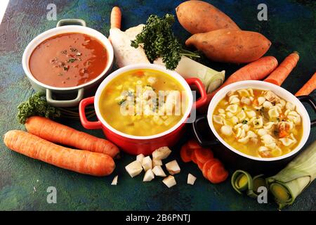 Set di tre zuppe da cucina mondiale, cibo sano. Brodo con tagliatelle, zuppa di manzo e brodo con gnocchi di midollo. Tutte le zuppe con verdure sane Foto Stock