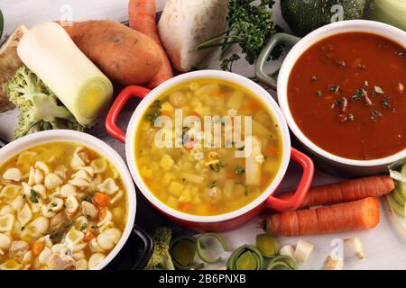 Set di tre zuppe da cucina mondiale, cibo sano. Brodo con tagliatelle, zuppa di manzo e brodo con gnocchi di midollo. Tutte le zuppe con verdure sane Foto Stock