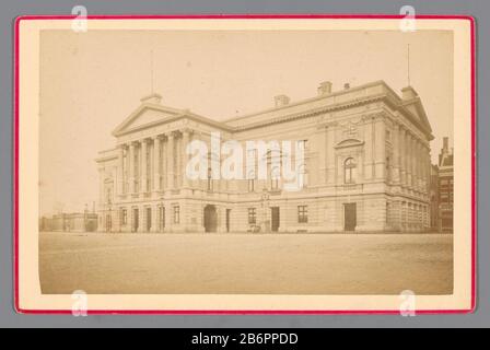 Gezicht op de Stadsschouwburg te Amsterdam Vedi il Teatro Comunale di Amsterdam Tipo Di Proprietà: Foto immagine del Gabinetto numero articolo: RP-F F19395 Iscrizioni / marchi: Rivenditori marchio, vero, stampato: 'Librairie Royale / de / M / M Gouvée / Fournisseur de la cour./ Long Legs 41 / la Haye./ (...) creazione: Fotografo: Mm Couvée (proprietà in elenco) Fabbricazione Del Luogo: Amsterdam Data: 1874 - 1875 Materiale: Carta cartone Tecnica: Albumen dimensioni di stampa: Mezzo secondario: H 107 mm × W 166 mm Oggetto: Teatro (edificio) Dove: Amsterdam Foto Stock