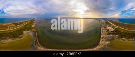 Panorama a trecentosessanta gradi di un lago e di una campagna costiera in una calda giornata estiva di sole. Il concetto di relax nella protezione unica Foto Stock