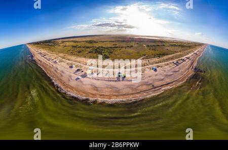 Panorama a trecentosessanta gradi del mare blu e del cielo soleggiato della zona costiera in una calda giornata di sole estivo. Pianeta rispettoso dell'ambiente Foto Stock