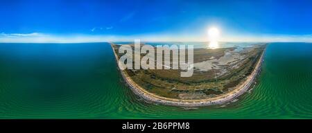 Panorama a trecentosessanta gradi del mare blu e del cielo soleggiato della zona costiera in una calda giornata di sole estivo. Pianeta rispettoso dell'ambiente Foto Stock