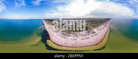 Panorama a trecentosessanta gradi del mare blu e del cielo soleggiato della zona costiera in una calda giornata di sole estivo. Pianeta rispettoso dell'ambiente Foto Stock