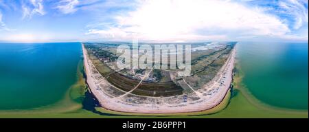 Panorama a trecentosessanta gradi del mare blu e del cielo soleggiato della zona costiera in una calda giornata di sole estivo. Pianeta rispettoso dell'ambiente Foto Stock