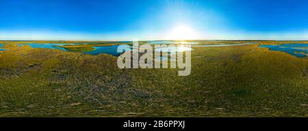 Panorama a trecento e sessanta gradi del cielo blu e un complesso di laghi circondati da verdi boschetti in una giornata estiva soleggiata. Il concetto di meraviglie Foto Stock