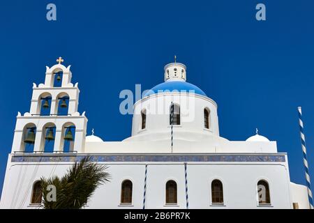 Oia, Santorini, Grecia, 21 agosto 2013: Vista sulla facciata della Chiesa di Panagia Platsani Foto Stock