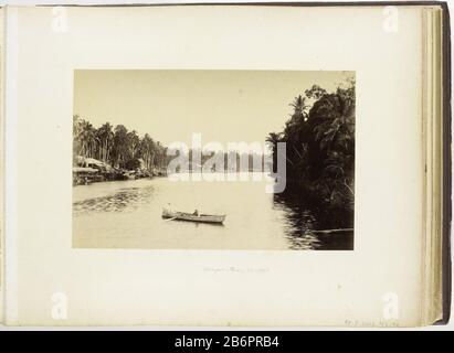 Gezicht op de Wampoe rivier, Tandjong Poera, Langkat Sumatra Gezicht op de Wampoe rivier, Tandjong Poera, Langkat Sumatra Object Type : foto Objectnummer: RP-F-2003-103-19 Produttore : fotograaf: H. Ernst & Co (toegeschreven aan)Plats manufacture: Bindjai Langkat. 1890 - ca. 1900 Kenmerken Fisici: Albuminedruk Materiale: Fotopapier karton Techniek: Albuminedruk dimensioni: Foto: H 145 mm × b 228 mmOnderwerp Foto Stock