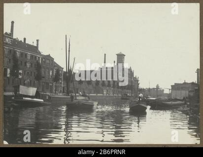 Gezicht op de Zoutkeetsgracht te Amsterdam Parte dell'album con foto di Amsterdam e omge. Produttore : fotografo: Anonymous place manufactured: Amsterdam Data: CA. 1910 - ca. 1930 caratteristiche Fisiche: Gelatina argento materiale di stampa: Carta fotografica Tecnica: Gelatina argento pressione dimensioni: H 130 mm × W 180 mm Oggetto: Canale dove: Amsterdam Foto Stock