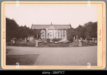 Gezicht op de botanische tuin met een gebouw in KeulenFlora (titel op object)Köln (seriettel op object) tipo Oggetto : kabinetfoto fotomechanische afdruuk Objectnummer: RP-F-00-805 Iscrizioni / Merken: Nummer, recto, gedrukt: ‘814.’naam, vero, gestempeld fabbricante: ‘Jonvaemauser (Römmler) oggetto: 1887 Materiale: Cartapesta karton Techniek: Lichtdruk dimensioni: Pent: H 97 mm × b 146 mm Oggetto: Giardino botanico, "hortus botanicus" Foto Stock