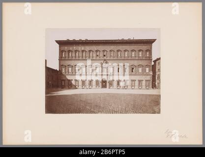 Gezicht op de façade van Palazzo Farnese , Rome1184 Palazzo Farnese. Roma (titel op object) Oggetto tipo : foto Objectnummer: RP-F-00-6954 fabbricante : fotografaf: AnoniemPlaats fabbricante: Rome Dating: CA. 1880 - ca. 1890 Kenmerken Fisico: Daglichtcollodiumzilverruk geplakt op karton Materiale: Fotopapier karton Techniek: Albuminedruk dimensioni: Foto: H 190 mm × b 256 mmkarton: H 317 mm × b 444 mmOnderwerp Foto Stock