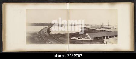 Gezicht op de gebouwen, kades en omgeving van de Tanjong Pagar Dock Co Ltd a Singapore Panorama di cinque fogli presi dalla casa del sovrintendente del wharf (titel op object) Panorama esistente stampa cinque. Parte delle immagini della Tanjong Pagar Dock Co. Ltd. A Singapore. Produttore : fotografo: G. R. Lambert & Co. (Attribuito a) Luogo di produzione: Singapore Data: 1890 - o per 1905 caratteristiche Fisiche: Albumen materiale di stampa: Carta Tecnica: Albumen formato di stampa: Foto sinistra: H 265 mm × W 314 mmfoto destra: H 266 mm × W 368 mmpanorama: H 267 mm × b 1715 mm (larghezza totale della quinta stampa) Foto Stock