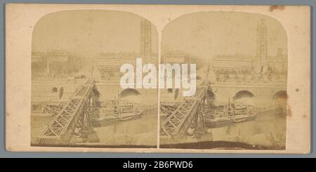 Gezicht op de herbouw van de Pont au Change in Parijs in 1858 Vista della ricostruzione del Pont au Change in Paris 1858 Oggetto tipo : immagine stereo numero articolo: RP-F F05410 Iscrizioni / marchi: Iscrizione vero, scritto a mano: 'Quai de l'hotel de ville Paris Pont au Change [...] 1858' fabbricante : fotografo: Anonymous location produzione: Parigi Data: 1858 Materiale: Carta fotografica, cartone Tecnica: Albumina pressione dimensioni: Vettore secondario: H 83 mm × W 172 mm Oggetto: In City bridge attraverso il fiume, canale, etc.bridges per costruzione dove: Pont au Cambia Foto Stock