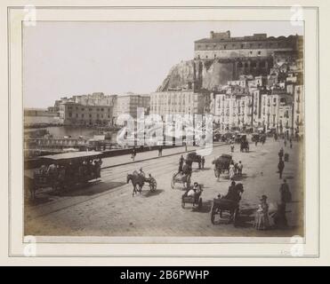 Gezicht op de kade in de Santa Luciabuurt van Napels met karren en paardentrams NAPOLI - S Lucia (titel op Object) parte di Travel Album con foto di visto che: Condizioni in Italia e la Costa Azzurra (parte II) . Produttore : fotografo Giorgio Sommer Fabbricazione In Luogo: Napoli Incontri: CA. 1860 - ca. 1890 caratteristiche Fisiche: Albumen materiale di stampa: Carta fotografica Tecnica: Albumen dimensioni di stampa: Foto: H 195 mm × W 247 mm Oggetto: Quay (+ città (-scape) con cifre, personale) diligenza, omnibus, cavallo-tram a due ruote, animale-disegnato veicolo Foto Stock