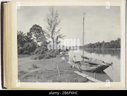 Gezicht op de WHO van de Wampoe-rivier , Tandjong Poera, Langkat Sumatra Gezicht op de WHO van de Wampoe-rivier (?), Tandjong Poera, Langkat Sumatra Tipo Di Oggetto : foto Objectnummer: RP-F-2003-103-41 Produttore : fotograaf: H. Ernst & Co dating (toegeschai binden) 1900 - ca. 1905 Kenmerken Fisici: Cartapesta karton Materiale: Fotopapier karton Techniek: Platinadruk dimensioni: Foto: H 225 mm × b 305 mmOnderwerp Foto Stock