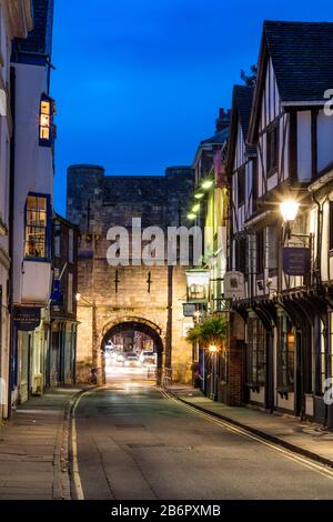 Ammira High Petergate Street, con edifici medievali a graticcio, fino a Bootham Bar, una delle 4 porte originali per la città, York, Yorkshire, Inghilterra, Regno Unito Foto Stock