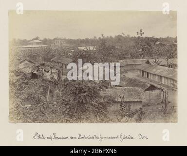 Gezicht op de omgeving van een gouvernementsgebouw in Kameroen immagine 1 di un panorama di 4. Parte dell'album con registrazioni in Camerun intorno al 1899. Produttore : fotografo : anonimo luogo di produzione: Camerun Data: 1899 caratteristiche Fisiche: Albumina materiale di stampa: Carta fotografica Tecnica: Albumen formato di stampa: H 132 mm × W 198 mm Oggetto: Foresta, prospettiva di legno o villaggio, silhouette o villaggio dove: Camerun Foto Stock