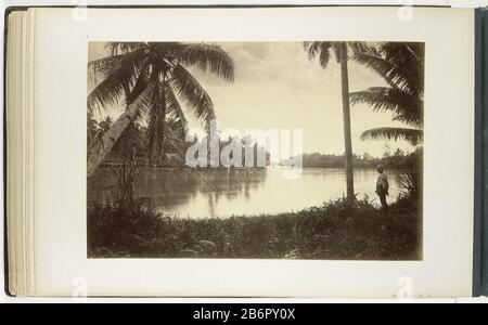 Gezicht op de rivier Wampoe, Sumatra Deze foto maakt deel uit van een album. Produttore : fotograf: H. Ernst & CoPlaats fabbricante: Sumatra Dating: CA. 1890 - ca. 1900 Materiale: Fotopapier karton Techniek: Albuminedruk dimensioni: Foto: H 265 mm × b 355 mmToelichtingIn de lijst van afbeeldingen wordt deze foto beschreven met de woorden Kampong Iuci am Wampoe -Fluss. Oggetto: Donna di fiume adulto Foto Stock