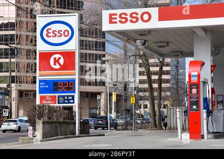 Toronto, Canada - 11th Marzo 2020 - il prezzo della benzina ha colpito il basso record attraverso La Zona Di Toronto Più Grande dovuto la produzione aumentata di petrolio e l'impatto dal coronavirus. In foto, il prezzo del gas del 92,9% per litro come mostrato nelle stazioni di servizio a Toronto. Dominic Chan/Eximages Credit: Eximages/Alamy Live News Foto Stock