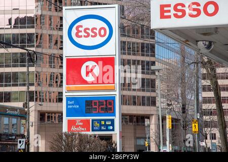 Toronto, Canada - 11th Marzo 2020 - il prezzo della benzina ha colpito il basso record attraverso La Zona Di Toronto Più Grande dovuto la produzione aumentata di petrolio e l'impatto dal coronavirus. In foto, il prezzo del gas del 92,9% per litro come mostrato nelle stazioni di servizio a Toronto. Dominic Chan/Eximages Credit: Eximages/Alamy Live News Foto Stock
