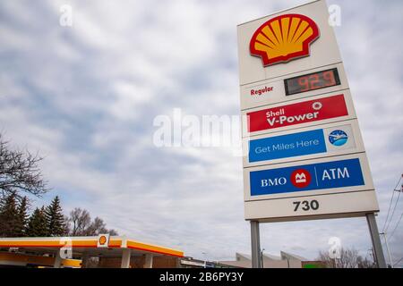 Toronto, Canada - 11th Marzo 2020 - il prezzo della benzina ha colpito il basso record attraverso La Zona Di Toronto Più Grande dovuto la produzione aumentata di petrolio e l'impatto dal coronavirus. In foto, il prezzo del gas del 92,9% per litro come mostrato nelle stazioni di servizio a Toronto. Dominic Chan/Eximages Credit: Eximages/Alamy Live News Foto Stock