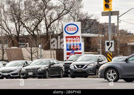 Toronto, Canada - 11th Marzo 2020 - il prezzo della benzina ha colpito il basso record attraverso La Zona Di Toronto Più Grande dovuto la produzione aumentata di petrolio e l'impatto dal coronavirus. In foto, il prezzo del gas del 92,9% per litro come mostrato nelle stazioni di servizio a Toronto. Dominic Chan/Eximages Credit: Eximages/Alamy Live News Foto Stock
