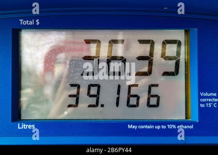 Toronto, Canada - 11th Marzo 2020 - il prezzo della benzina ha colpito il basso record attraverso La Zona Di Toronto Più Grande dovuto la produzione aumentata di petrolio e l'impatto dal coronavirus. In figura, una pompa a gas mostra il costo totale di un rifornimento di 39 litri presso una stazione di benzina a Toronto. Dominic Chan/Eximages Credit: Eximages/Alamy Live News Foto Stock