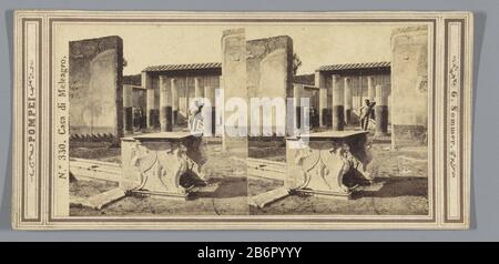 Vista delle rovine della Casa di Meleagro in PompeïCasa di Meleagro (oggetto titolo) Pompei (oggetto titolo serie) Tipo Di Proprietà: Immagine stereo numero articolo: RP-F F06738 Iscrizioni / marchi: Numero, recto: 'No. . 330.'nummer, vero, scritto a mano: 'L. 12.' fabbricante : fotografo: Giorgio Sommer (indicato sull'oggetto) Fabbricazione In Luogo: Pompeï Appuntamenti: CA. 1860 - ca. 1880 Materiale: Carta fotografica, cartone Tecnica: Albumina pressione dimensioni: Supporto secondario: H 83 mm × W 174 mm Oggetto: Rovina di una abitazione, casa, castello, ecc.. Foto Stock