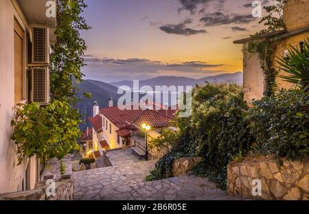 Vista serale della tranquilla strada nella città di Delfi, Grecia Foto Stock