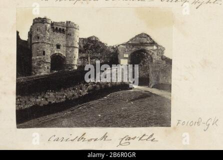 Gezicht op de toegangspoort en torens van het kasteel van Carisbrooke Carisbrook Castle (titel op object) Parte dell'album di famiglia inglese con foto di persone, viaggi, cricket e kunstwerken. Produttore : fotografo: Anonymous place manufacturing: Carisbrooke Castle Dating: CA. 1860 - ca. 1870 caratteristiche Fisiche: Albume materiale di stampa: Carta fotografica Tecnica: Albume dimensioni di stampa: H 60mm × W 78 mm Oggetto: Ingresso porta Castello dove: Castello Carisbrooke Foto Stock