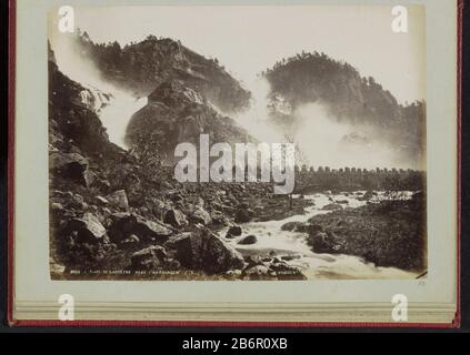 Parte dell'album con registrazioni di review dove: Condizioni in Europa, Trinidad, Haiti, Martinica e Suriname. Produttore : fotografo: Knud KnudsenPlats prodotto: Låtefossen Appuntamenti: CA. 1870 - ca. 1900 Materiale: Carta Tecnica: Albume dimensioni di stampa: Foto: H 163 mm × W 222 mm Oggetto: Cascata Foto Stock