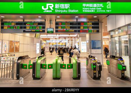 Ingresso e biglietti d'ingresso alla stazione della metropolitana di Shinjuku che accettano il Japan Rail Pass a Tokyo, Giappone. Uscita Koshu Kaido di notte con scheda elettronica. Foto Stock