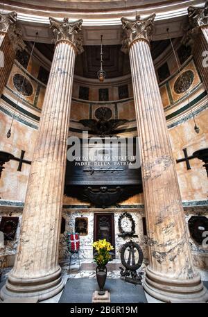 Tomba di Vittorio Emanuele II (1820-1878), ex re d'Italia, all'interno del Pantheon, Roma, Italia Foto Stock