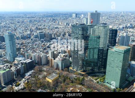 Vista ad alta angolazione di Tokyo, Giappone. Shinjuku Chuo Park e moderni grattacieli commerciali con vetro a specchio visibile. Foto Stock