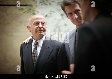 Tre uomini sono coinvolti in una conversazione animata. Foto Stock