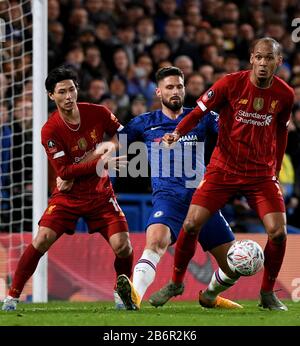 Olivier Giroud di Chelsea in azione con Takumi Minamino (L) e Fabinho di Liverpool (R) - Chelsea contro Liverpool, la quinta prova della fa Cup Emirates, Stamford Bridge, Londra, Regno Unito - 3rd Marzo 2020 Solo uso editoriale - si applicano le restrizioni di DataCo Foto Stock