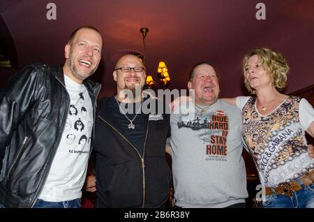 Lotto King Karl - Karl König (Gerrit Heesemann) - Sänger - Bambek Dream Boys, Chris Laut - Sänger - Ohrenfeindt, Kalle Haverland - Kiezpirat, Ulli Elf Foto Stock