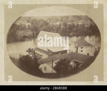 Gezicht op een dorp aan een rivier in Frankrijk Parte dell'album di fotografo amatoriale francese con foto di famiglia, militare, industriale, paesaggi e ha esaminato dove: Condizioni a Frankrijk. Produttore : fotografo: Anonymous location manufacturing: France Dating: CA. 1883 - 1886 Materiale: Carta fotografica Tecnica: Albumina pressione dimensioni: H 74 mm (compresa vignettatura) × b 95 mm (compresa vignettatura) Oggetto: Prospettiva o villaggio, silhouette o fiume villaggio (+ paesaggio con figure, personale) Dove la Francia Foto Stock