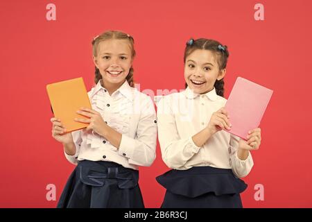 Scuola cancelleria. Acquisto di cancelleria carino per divertimento studiare. Ragazze famose per ossessione con cancelleria. Ragazze Ragazzi uniformi scolastiche tenere premuto Rubrica. Schoolgirl mondolatte notepad.forniture scolastiche concetto. Foto Stock